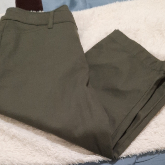 St. John's Bay Olive Green Capri Pants - Picture 5 of 7